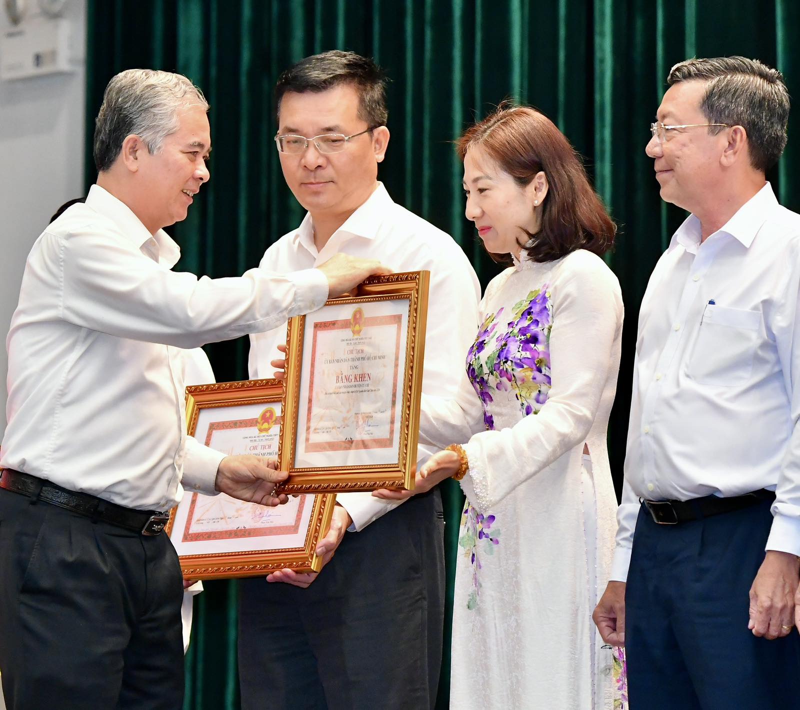 Phó Chủ tịch UBND TP. Hồ Chí Minh Ngô Minh Châu trao bằng khen đến các tập thể có thành tích xuất sắc trong tổ chức, chăm lo Tết Giáp Thìn 2024 (Ảnh: Việt Dũng).